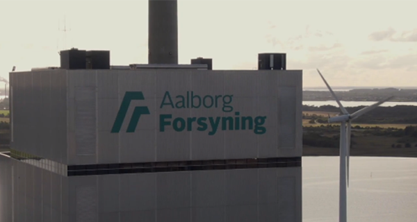 Bygning med Aalborg Forsynings logo på